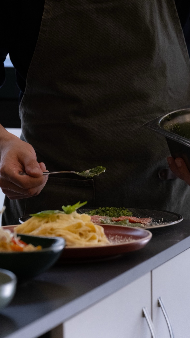 Anrichten im FOODLAB – Pasta mit Pesto wird auf den Teller gegeben